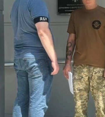 Прикордоннику з Одещини повідомили про підозру в організації переправлення чоловіка через кордон
