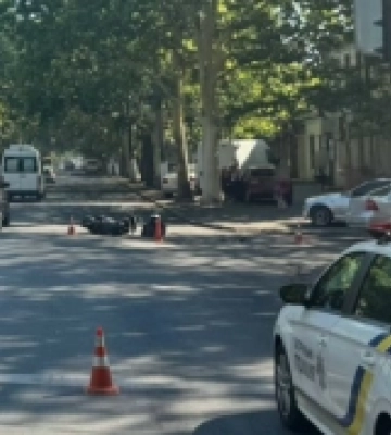 В Одесі дорогу не поділили автомобіль та мотоцикл, є постраждалі