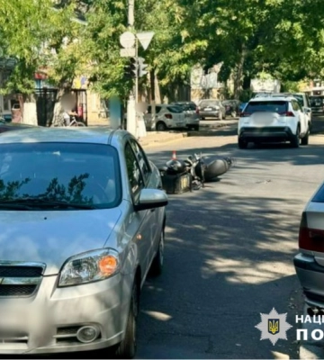 В Одесі дорогу не поділили автомобіль та мотоцикл, є постраждалі
