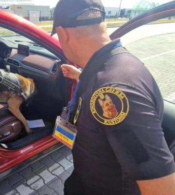 В пункті пропуску в Ізмаїльському районі службовий собака виявив дві коробки набоїв