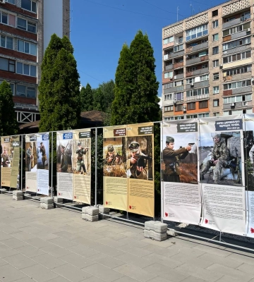 У Черкасах встановили інсталяцію, яка розповідає про українське військо (ФОТО)
