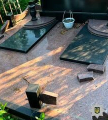 У Полтаві невідомі пошкодили надгробні плити