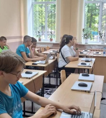 Школа в Сумах отримала компʼютерне обладнання для цифрового освітнього центру