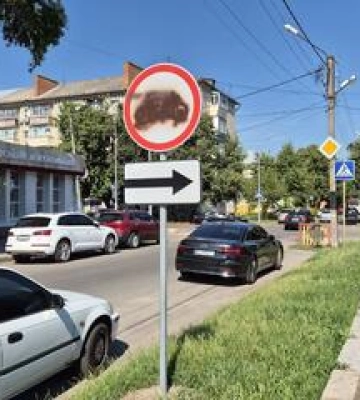 Протест мотоциклістів: полтавці замальовують забороняючі знаки