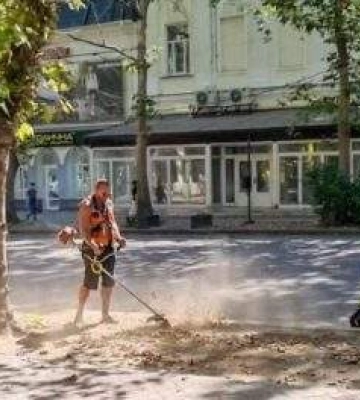 Комунальники косили пилюку в центрі Миколаєва