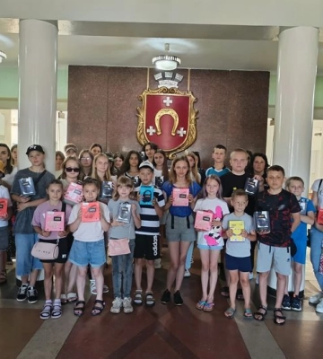 Майже 50 дітей з Ковеля, які втратили батьків на війні, отримали бездротові навушники від благодійників