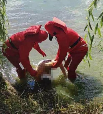 На Київщині рятувальники дістали з водойми тіло молодого чоловіка