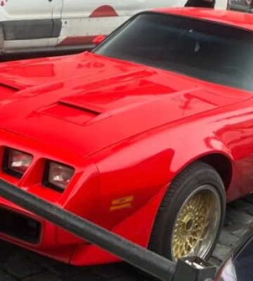 Американский монстр с мотором 6.6: во Львове засветился легендарный Pontiac Firebird