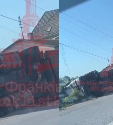 Вантажівка перевернулась на Прикарпатті: відео очевидців
