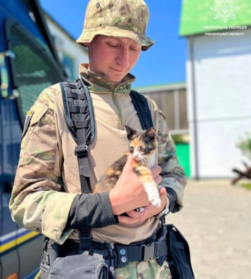 Рівненські патрульні нагадали про тих, кому треба допомогти пережити спеку