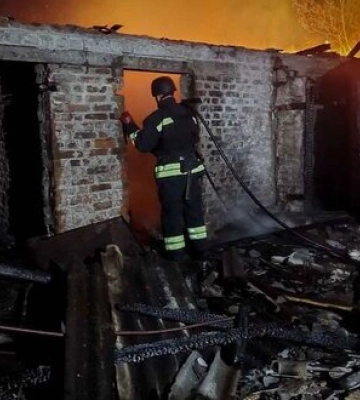 На Сумщині приборкали масштабне загоряння в житловому секторі, яке сталося через ворожий обстріл