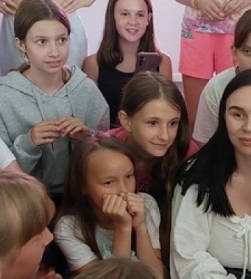 Пісні та фотосесія: відома луцька блогерка завітала до дитячого табору 
