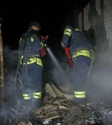 На Сумщині приборкали масштабне загоряння в житловому секторі, яке сталося через ворожий обстріл