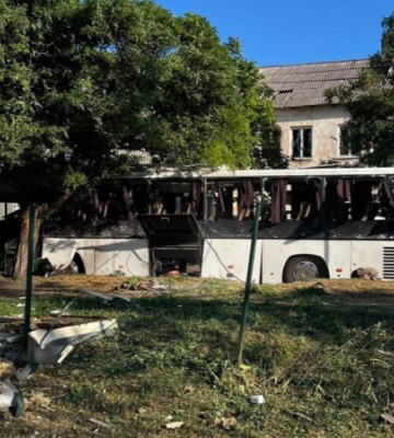 На Донеччині росіяни скинули авіабомбу на зупинку з людьми