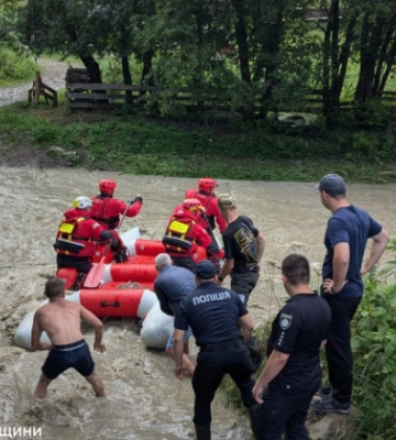 На Івано-Франківщині обірвався міст з жінкою та двома дітьми: загинула дівчинка
