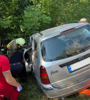 На Закарпатті деблокували водія з понівеченого авто
