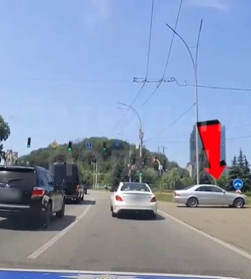 На глазах у полиции нарушил ПДД: в Киеве наказали водителя Mercedes, видео