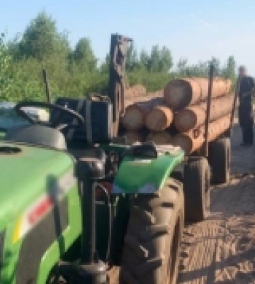 На півночі Рівненщини зупинили трактор із нелегальною деревиною