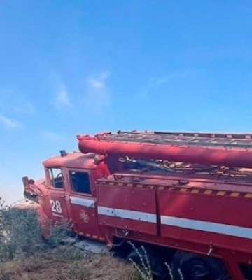 У Нікопольському районі ворожі дрони атакували рятувальників, які гасили пожежу