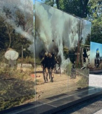 Вандали пошкодили скляну інсталяцію на Алеї пам’яті загиблих воїнів АТО у середмісті Дніпра