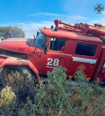 На Нікопольщині окупанти дронами атакували рятувальників, які гасили пожежу. Є постраждалий. ФОТОрепортаж