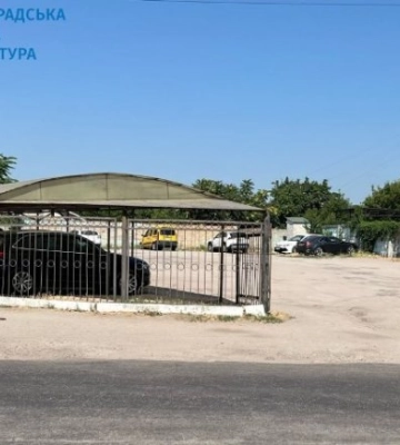 Суд обязал освободить земельный участок в Кропивницком, который использовался под автостоянку