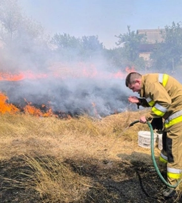 На Одещині через загоряння сухої трави згоріли два будинки