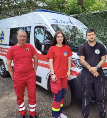 В Одесі медики швидкої допомоги через абияк припарковані автомобілі ледь встигли врятувати життя молодого чоловіка
