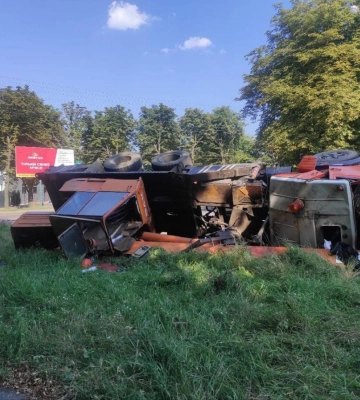 У Рівному перекинувся Камаз: водій намагався втекти з місця ДТП (ФОТО)