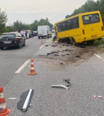 На Львівщині водій «Субару» загинув внаслідок зіткнення з маршруткою