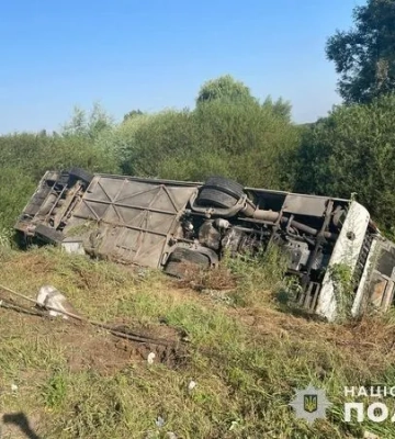 На Тернопільщині автобус з паломниками потрапив у ДТП, травм зазнали двоє людей - поліція