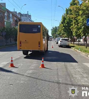 У Полтаві рейсовий мікроавтобус на пішохідному переході здійснив наїзд на жінку
