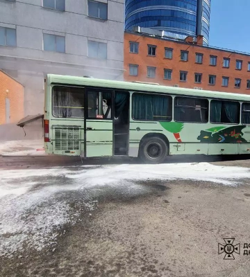 В Днепре возле ТК "Новый центр" загорелся автобус