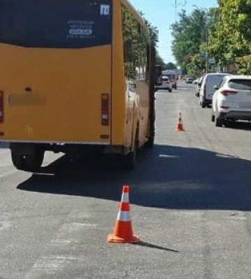 Маршрутка у центрі Полтави збила молоду дівчину на пішохідному переході
