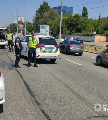 У Києві на Столичному шосе сталась ДТП за участі трьох автомобілів, є постраждалі