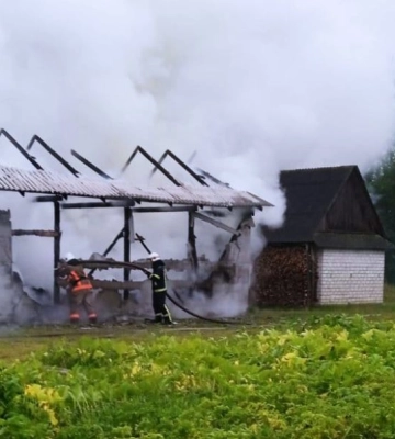 У районі на Волині блискавки за ранок підпалили три будівлі
