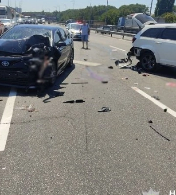 У Києві на Столичному шосе сталась ДТП за участі трьох автомобілів, є постраждалі