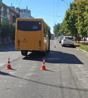 У центрі Полтави маршрутка збила молоду жінку