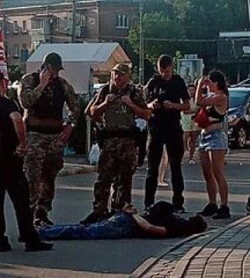 У Полтаві чоловік із ножем напав на поліцейських