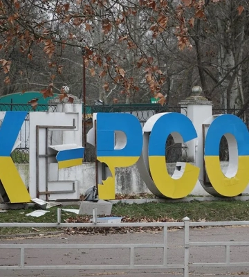 Окупанти скинули вибухівку з дрона на цивільне авто у Херсоні, –  ОВА