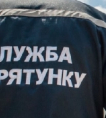 У Херсоні окупанти скинули вибухівку на цивільне авто, а від повторного обстрілу постраждав рятувальник