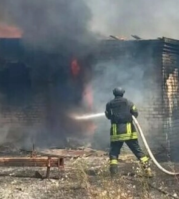 Окупанти повторно обстріляли вогнеборців, які гасили пожежу у Херсоні. Постраждав один рятувальник