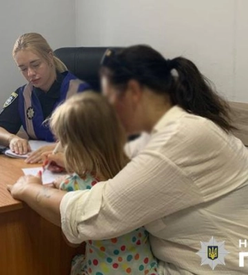 Просила перехожих знайти маму: на Оболоні п’ятирічна киянка пішла з дому