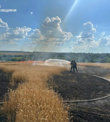 Враг ударил по хлебному полю на Харьковщине, чтобы уничтожить урожай — ГСЧС