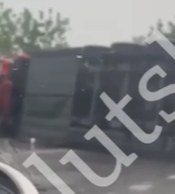 Перегородила майже всю проїжджу частину: на Волині перевернулась вантажівка