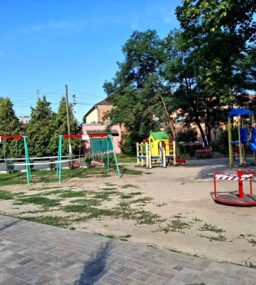 У міському парку Костополя розширили дитячий майданчик