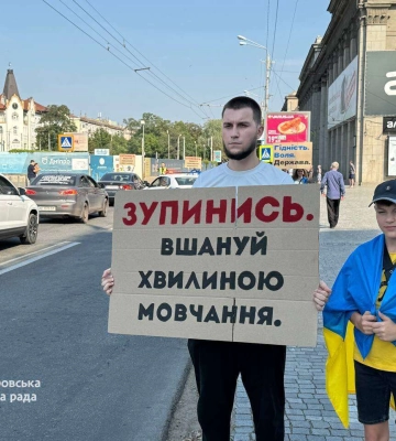 У центрі Дніпра молодь на хвилину перекрила рух для вшанування пам’яті полеглих військових