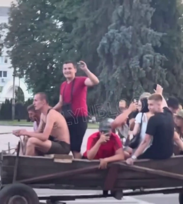 Центром Луцька їздила підвода з п&#039;яними молодиками, одного з них затримали