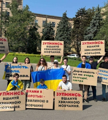 У центрі Дніпра молодь на хвилину перекрила рух для вшанування пам’яті полеглих військових