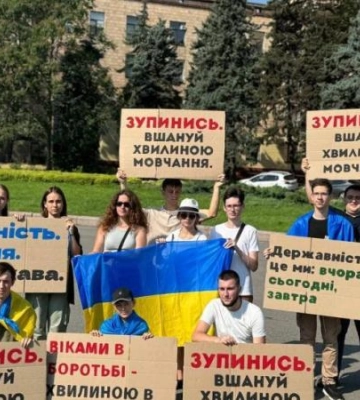 У центрі Дніпра молодь на хвилину перекрила рух для вшанування пам’яті полеглих військових